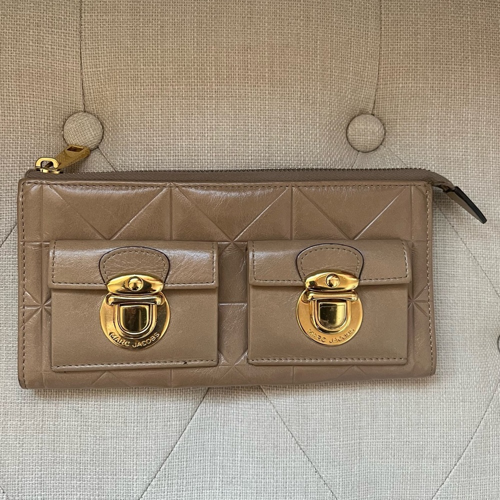 Marc Jacobs Beige Quilted Leather Wallet Pre Loved.